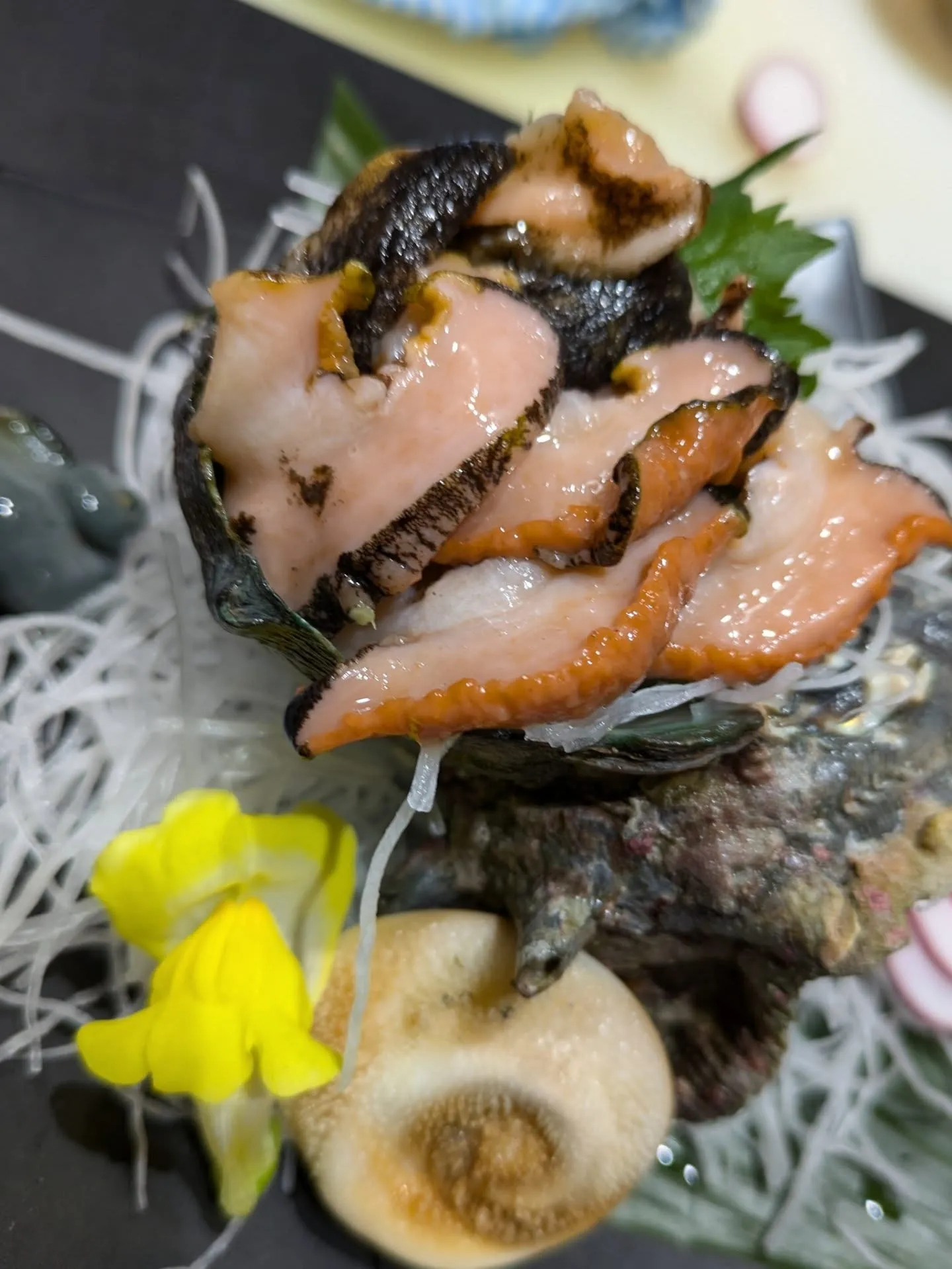 サザエは、磯の香りとコリコリとした食感が特徴の巻貝です。