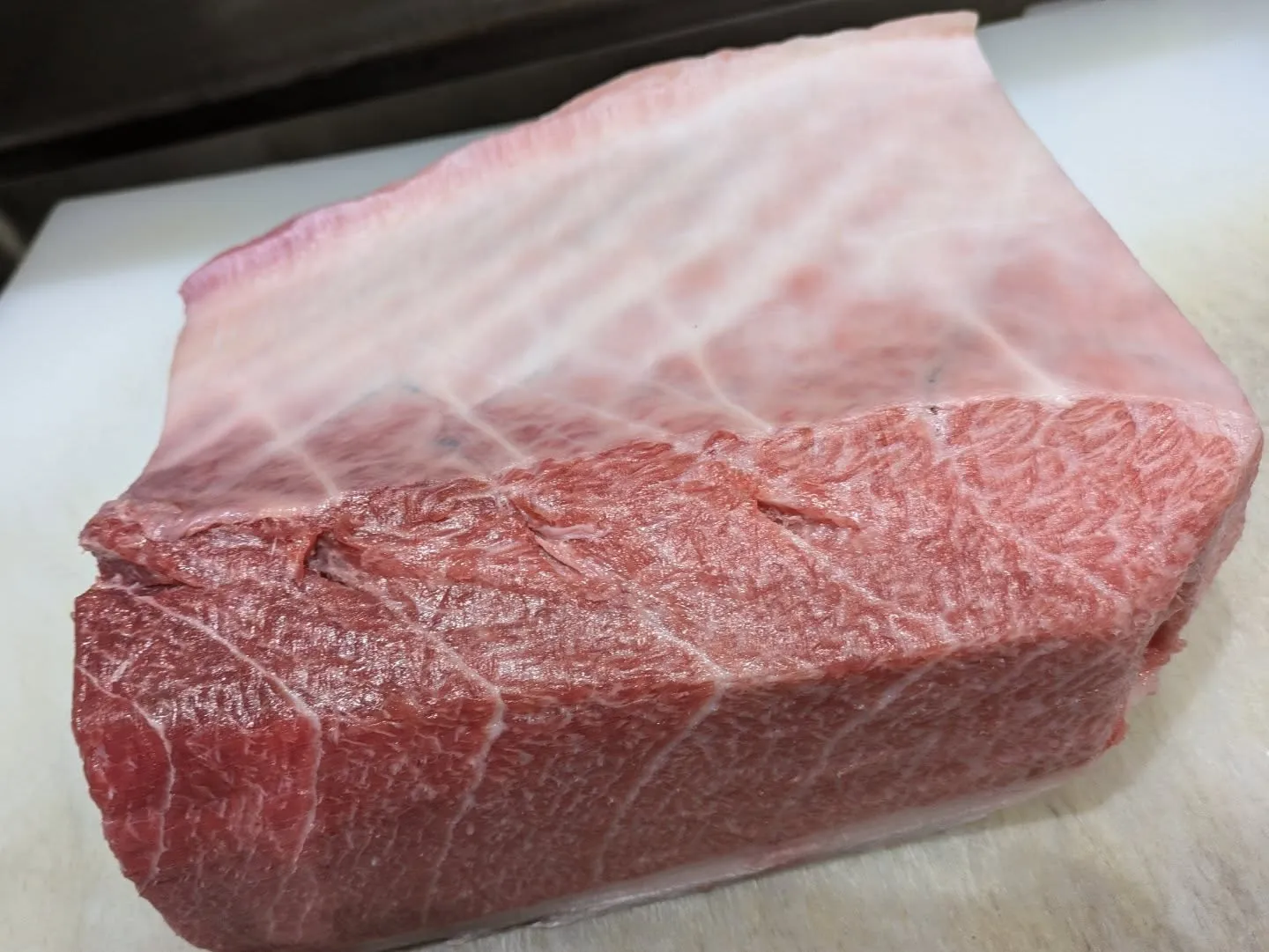 言わずと知れた寿司ネタキング、天然本マグロのとろ。