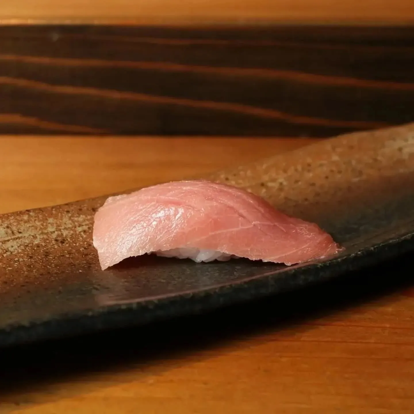 言わずと知れた寿司ネタキング、天然本マグロのとろ。