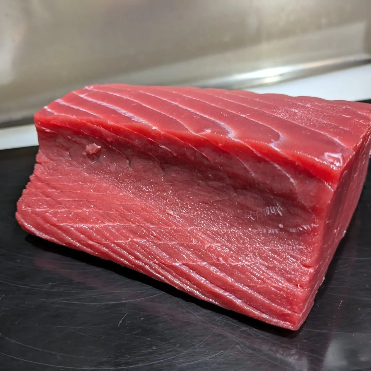 本鮪の赤身は、まさに舌と心を捉える一品です。