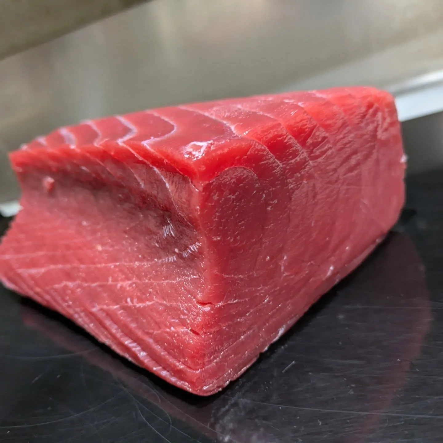 本鮪の赤身は、まさに舌と心を捉える一品です。