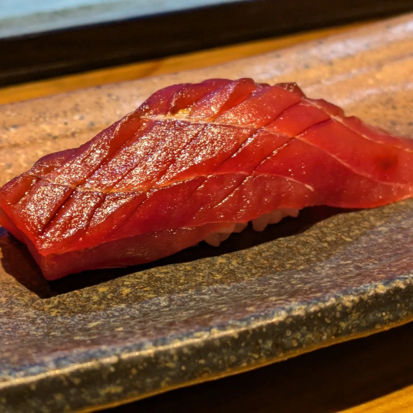 本鮪の赤身は、まさに舌と心を捉える一品です。