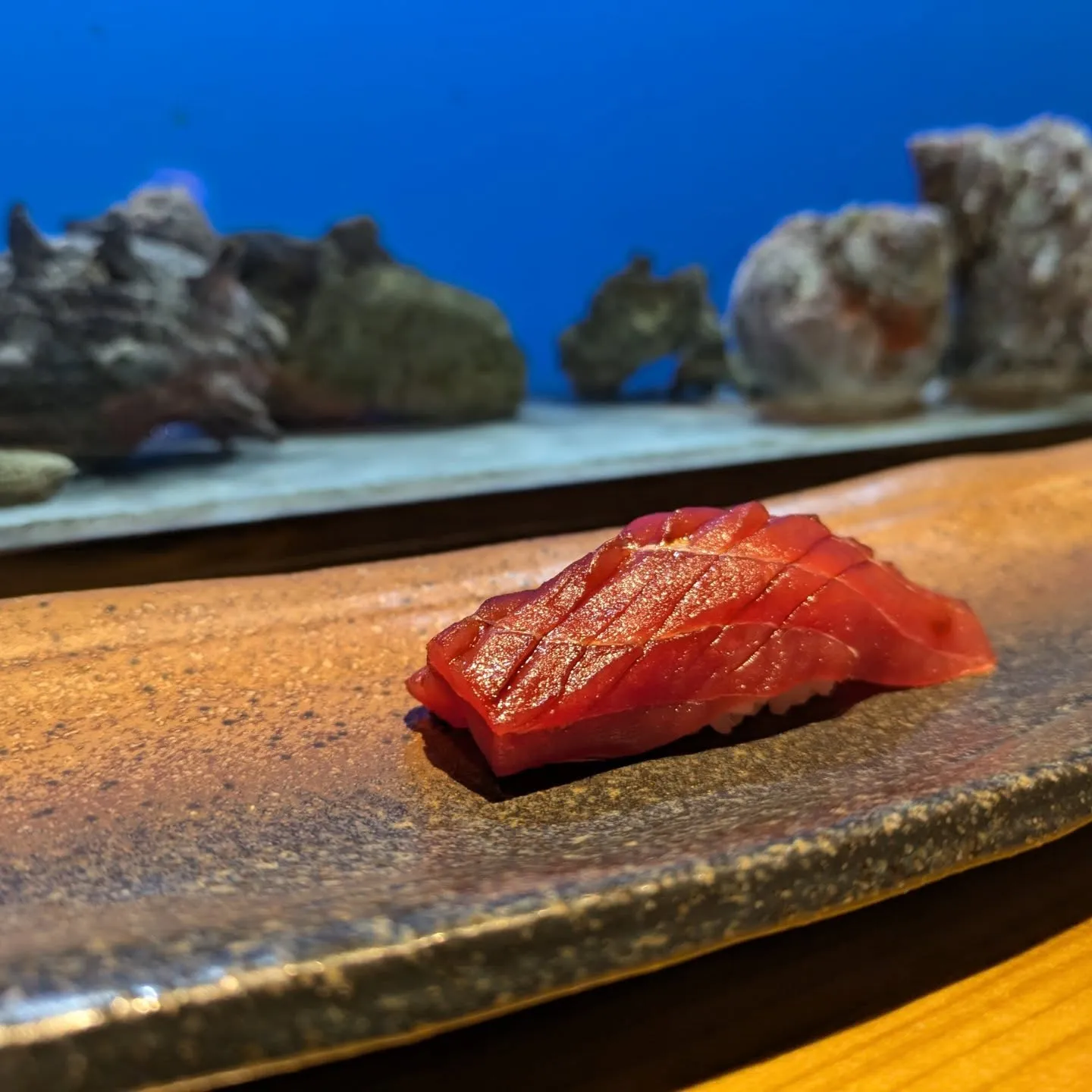 本鮪の赤身は、まさに舌と心を捉える一品です。